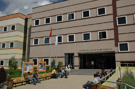 Universitetdə imtahan namaza görə təxirə salındı